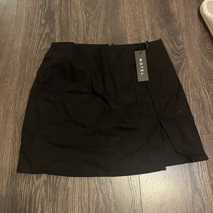 MOTEL | Black Split Hem Mini | size M